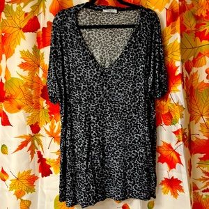 Zena 2xl Gray and Black print shirt